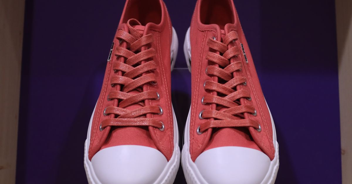 Par de zapatillas de suela ancha apoyadas sobre una superficie clara
